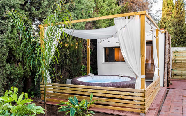 Habitacion en  chalet con piscina, sauna y jardín de estilo andaluz