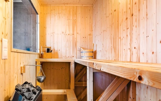 Chambre dans une villa avec piscine, sauna et jardin de style andalou