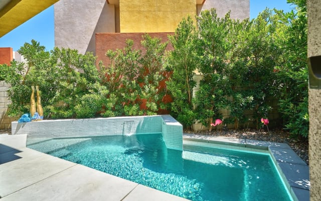Hippe Designer-Eigentumswohnung mit privatem Pool
