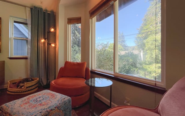 Dormitorio principal - Pareja naturista alojada bajo las secuoyas