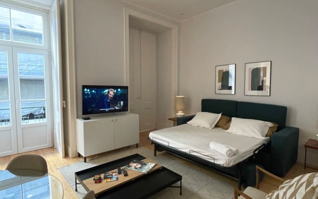 Room in central Lisbon next to Rato metro station