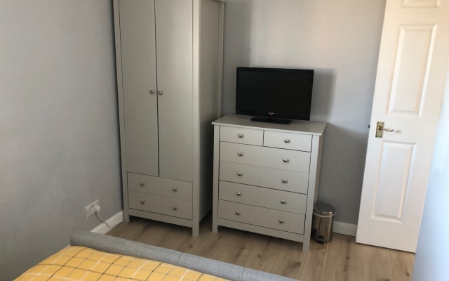 Quarto privado em local tranquilo. 15 minutos de comboios directos...