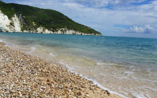 Plage de Baia di Vignanotica, Gargano Apulia Italie