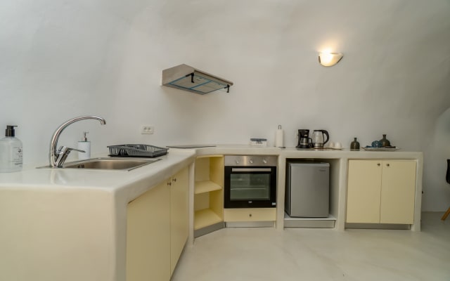 Cally Cave Jacuzzi Suite double, shares pool, near Fira - Picture 6