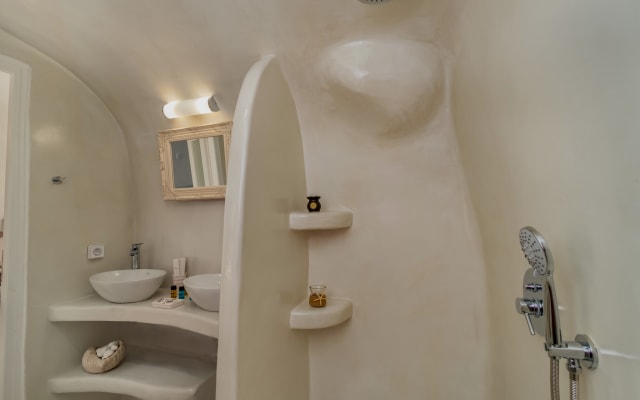 Cally Cave Jacuzzi Suite double, shares pool, near Fira - Picture 10