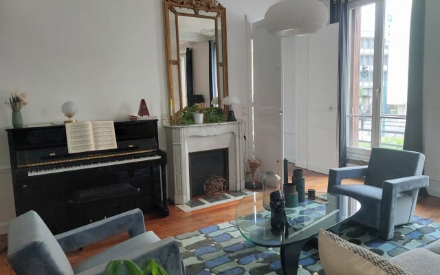 Quarto privado com uma cama 180 num apartamento grande decorado com...
