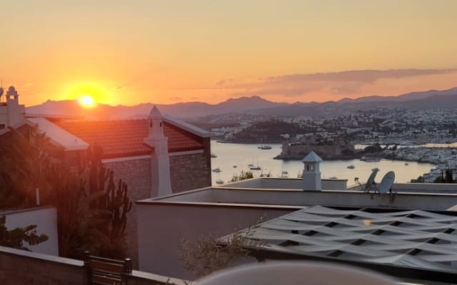 Belle chambre avec vue à Bodrum. Vous vous sentirez comme chez vous.