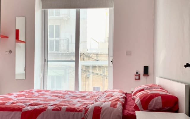 Central: Private En-Suite bedroom with Balcony