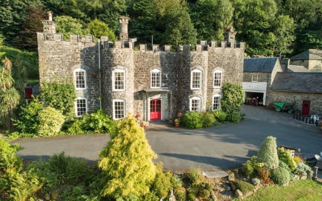 Four Poster Cream Room at Arthog Hall