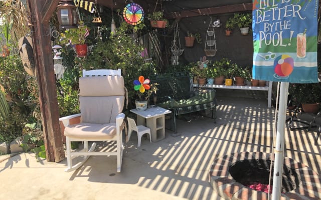 COZY OASIS IN VALLEY GLEN - Picture 9