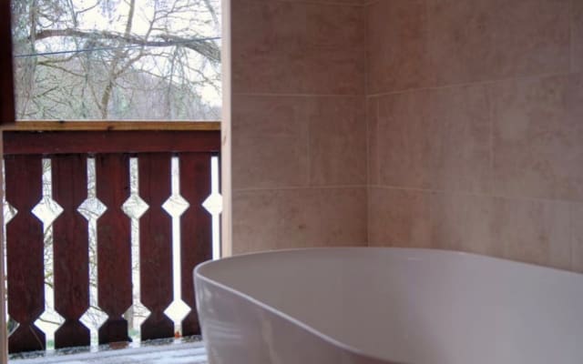 Lodge rustico privato a 3 letti con vasca idromassaggio e sauna