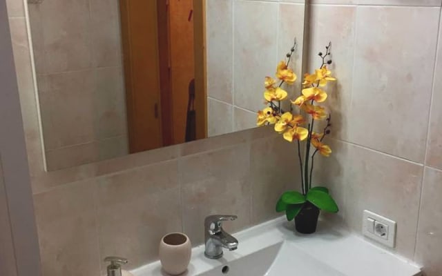 Modern Central Apartment WIFI Free - Picture 16