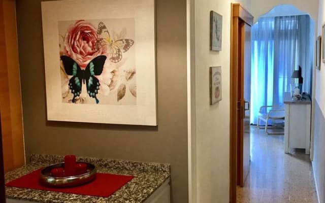 Modern Central Apartment WIFI Free - Picture 9