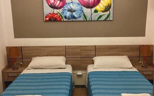 Modern Central Apartment WIFI Free - Picture 15