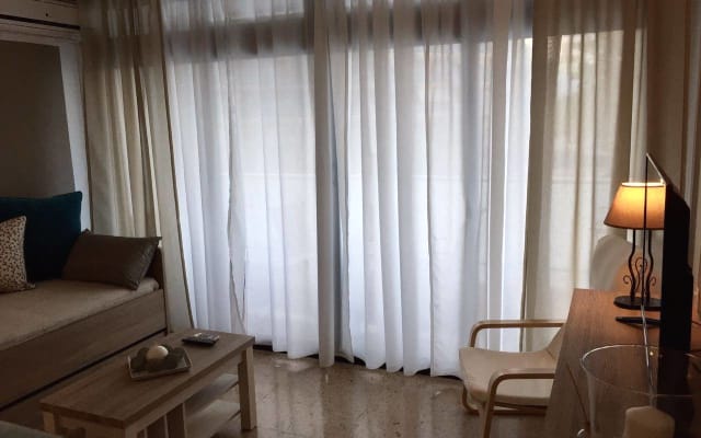 Modern Central Apartment WIFI Free - Picture 8