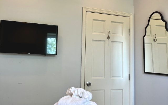 You'll Never Want to Leave this Stylish Townhome in N Capitol Hill - Picture 10