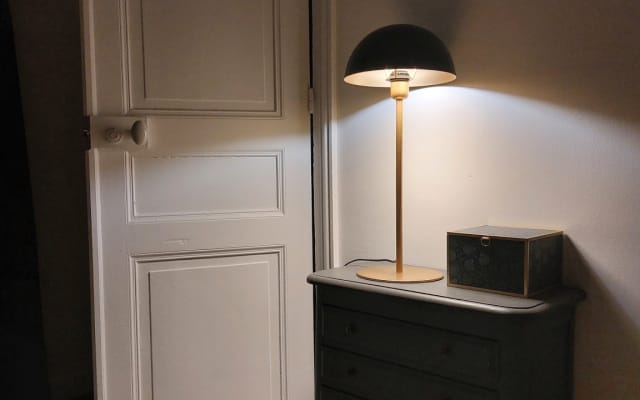 Quarto privado com uma cama 180 num apartamento grande decorado com...