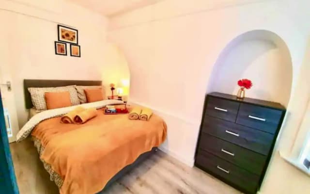 Chic & Gorgeous 3 BR Home near City Centre.