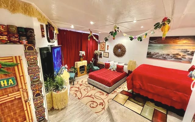 Hawaiian TikiParadise Suite dans un manoir