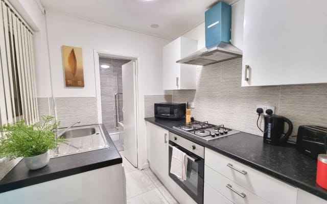 NEW 3 Bedroom Bright House near City Centre & LFC