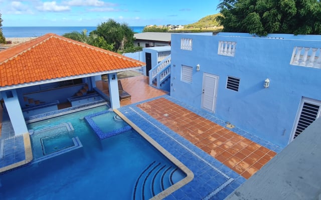 Superbe villa avec piscine privée et plage publique cristalline