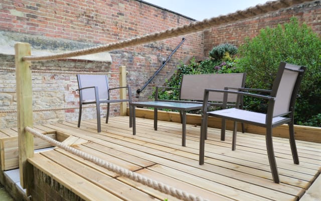 Atemberaubende VOLLSTÄNDIG RENOVIERTE 2-Bett REGENCY Gartenwohnung