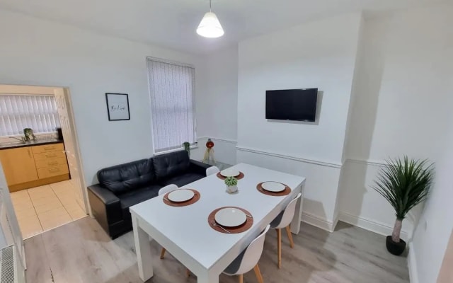NEW Pristine Relaxed 4BR-Pool and more near Centre