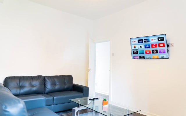 New Lively 4 Bedroom Home near City Centre