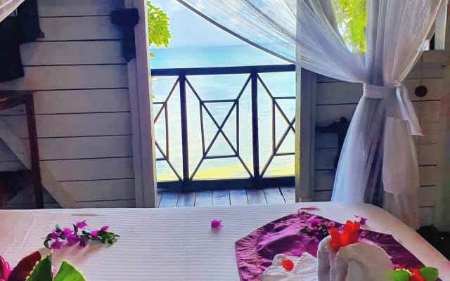 Cabane dans les arbres sur plage vue piscine, avec petit dejeuner