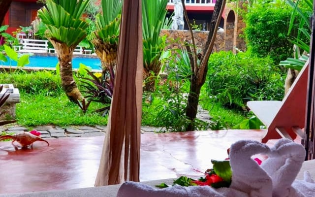 Front line bungalow with breakfast, beach, swimming pool.
