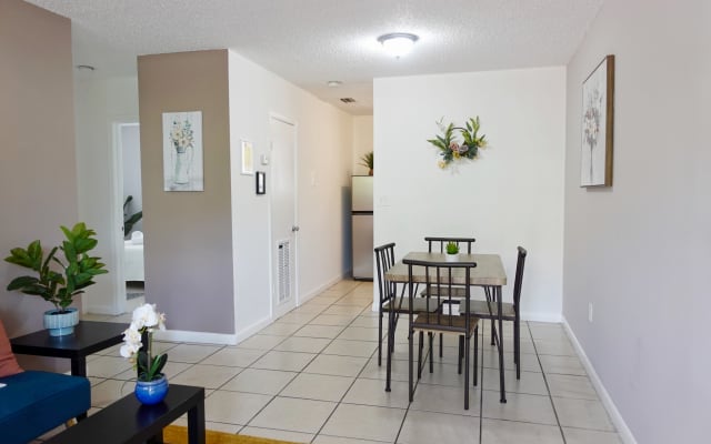 Classic two-bedroom, one-bathroom apartment with free parking