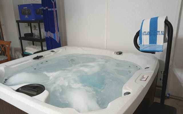 PRIVATE HOT TUB AT BOARDWALK IN SAFE GAY FRIENDLY NEIGHBORHOOD!