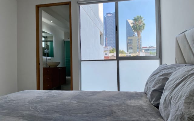 Cama principal con escritorio, baño privado, lavadora/secadora en piso compartido - Foto 2