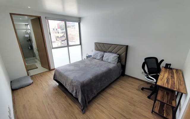 Cama principal con escritorio, baño privado, lavadora/secadora en piso compartido - Foto 3