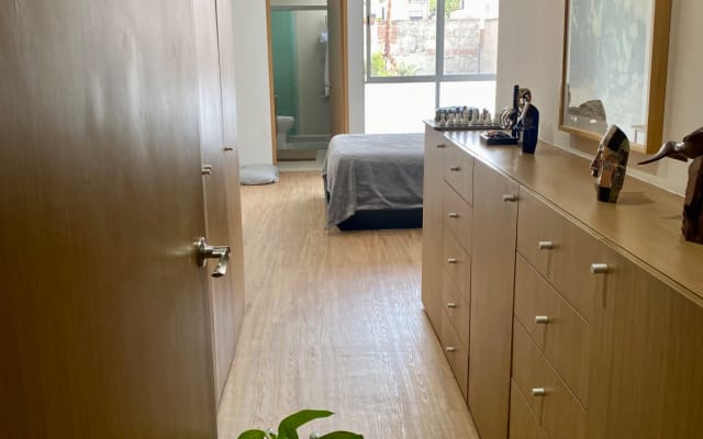 Cama principal con escritorio, baño privado, lavadora/secadora en piso compartido - Foto 5