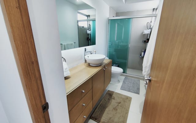 Cama principal con escritorio, baño privado, lavadora/secadora en piso compartido - Foto 6