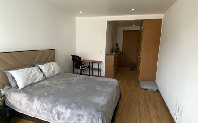 Cama principal con escritorio, baño privado, lavadora/secadora en piso compartido - Foto 9