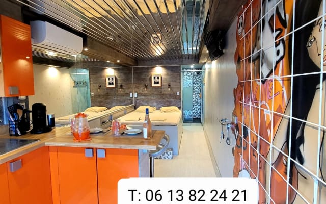 Estudio TOTALMENTE renovado frente a: QAKC (discoteca/club gay) y...