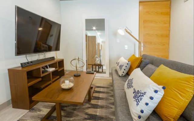  2BR de lujo, vista al mar desde el balcón y la azotea, a 200 metros...