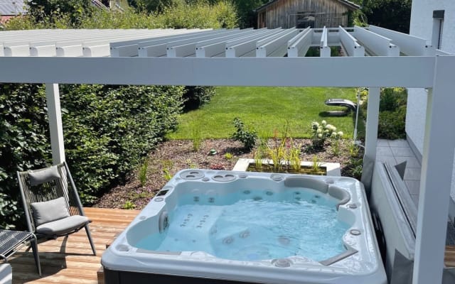 Chambre en bois à la campagne avec piscine