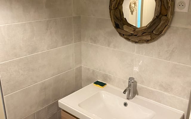 Chambre dans maison à 10 minutes de CAEN avec salle de bain privée
