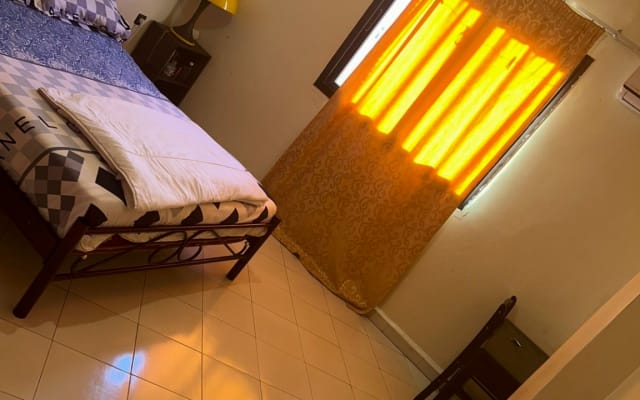 Habitación amueblada diaria en una casa particular
