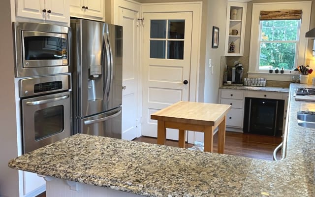 Private room in Wesley Heights Charmer with views of Uptown!
