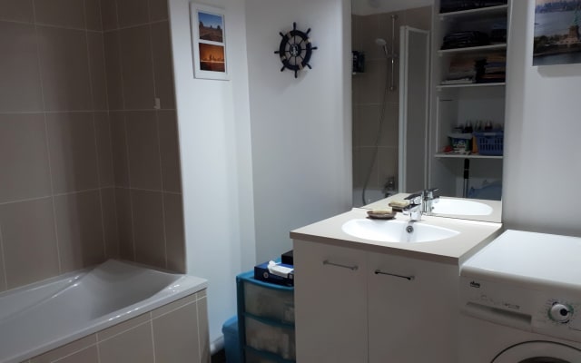 Private Bedroom near La DƩfense
