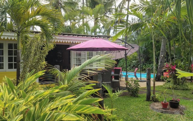 Le charme d’une villa créole et d’un jardin à deux pas de la plage