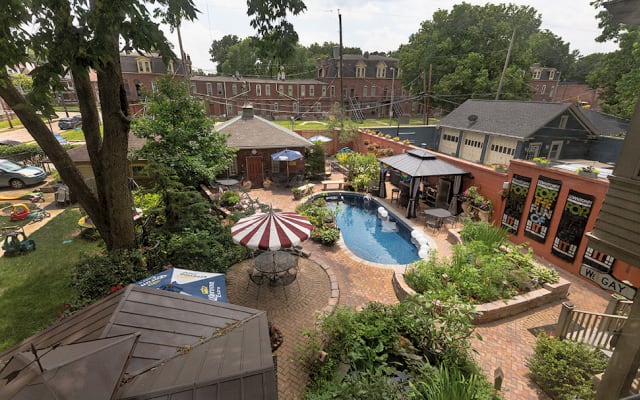 Mike and Allen's Place on the Park. - Picture 8