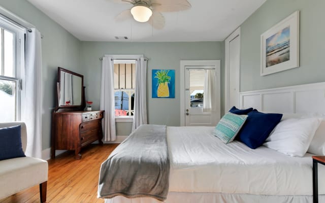 Dawn Sunrise View - 1BR/1BA King Suite with Balcony 160 steps to Beach