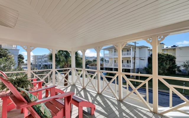 Dawn Sunrise View - 1BR/1BA King Suite with Balcony 160 steps to Beach