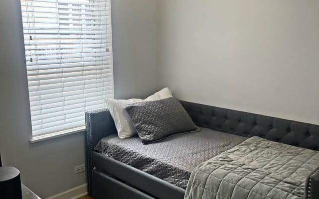 Comfy, Relaxing Private Bedroom easy to get to from O’Hare Airport