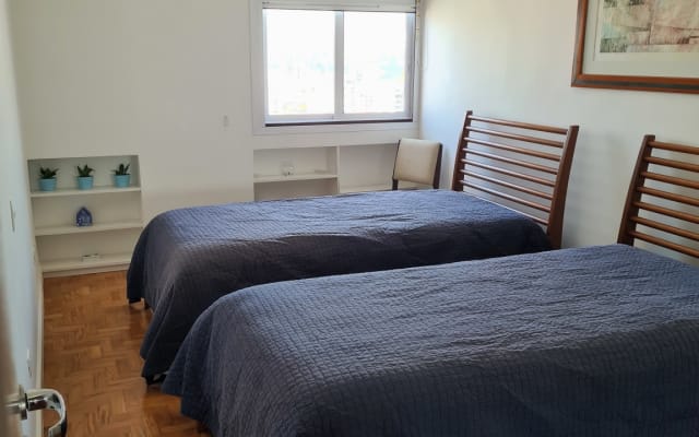 Quarto extremamente confortável num apartamento incrivelmente bem...